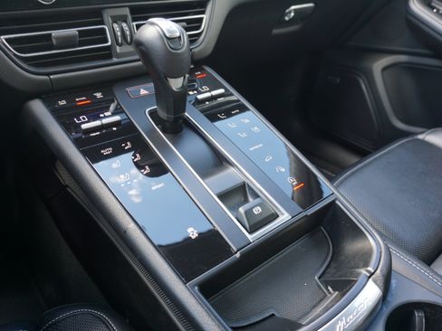 Certified 2024 Porsche Macan AWD/4WD image 22