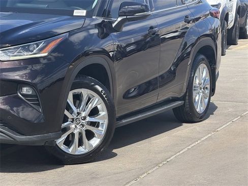 Used 2020 Toyota Highlander Limited image 3