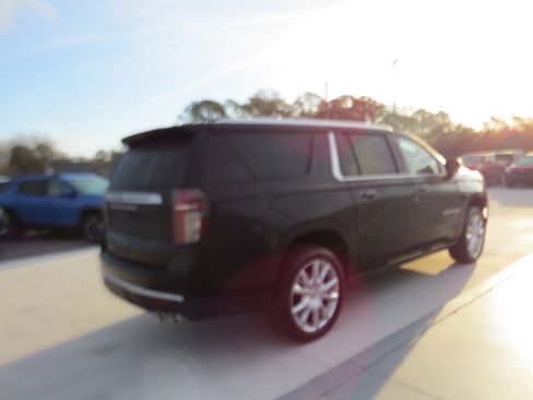 Used 2022 Chevrolet Suburban High Country image 6
