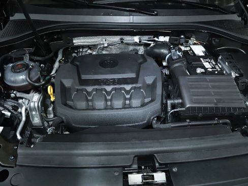 Used 2024 Volkswagen Tiguan SE image 37