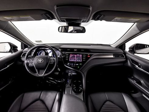 Used 2020 Toyota Camry SE FWD image 4