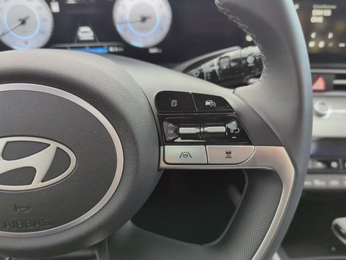 Certified 2025 Hyundai Elantra Limited FWD image 37