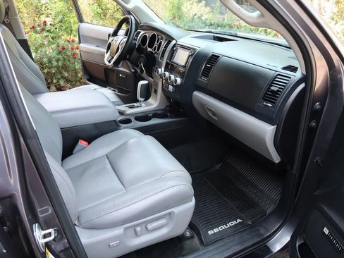 Used 2017 Toyota Sequoia Limited w/ Safety & Convenience Package AWD/4WD image 28