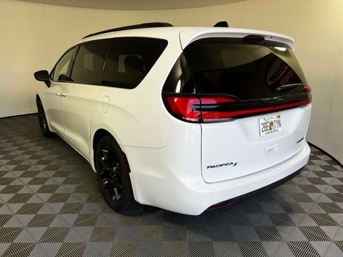 Used 2025 Chrysler Pacifica Limited FWD image 7