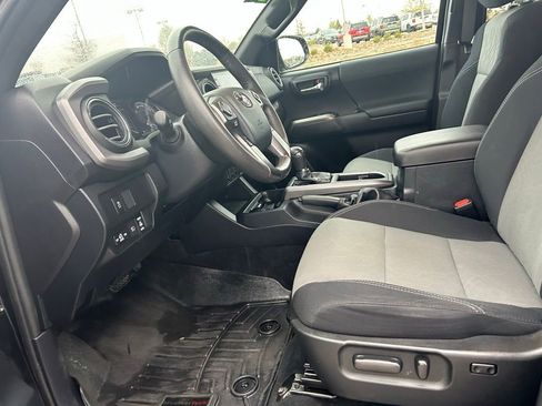 Used 2020 Toyota Tacoma TRD Off-Road w/ Technology Package AWD/4WD image 24