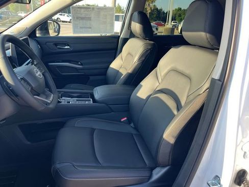 New 2026 Nissan Pathfinder SL w/ SL Premium Package FWD image 14