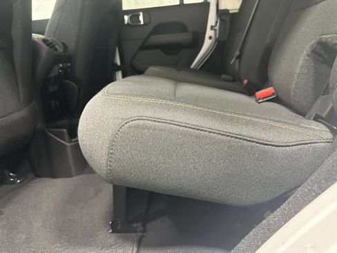 Used 2025 Jeep Wrangler Unlimited Sahara AWD/4WD image 40