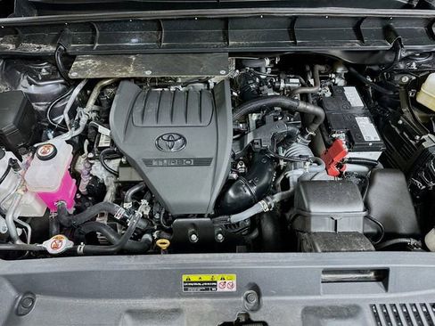 Used 2024 Toyota Highlander XLE image 23