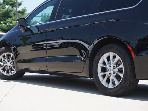 Used 2026 Chrysler Pacifica Limited FWD image 13