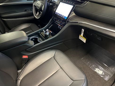 New 2025 Jeep Grand Cherokee Limited w/ Black Appearance Package image 15