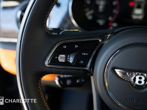 Used 2025 Bentley Bentayga image 24