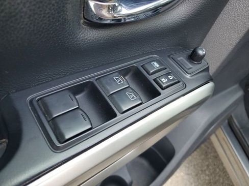 Used 2017 Nissan Titan SV AWD/4WD image 24
