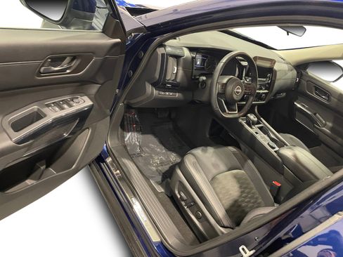 Used 2024 Nissan Pathfinder SV w/ SV Premium Package image 2