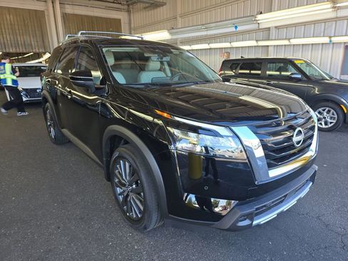 Used 2025 Nissan Pathfinder SL w/ SL Premium Package image 4