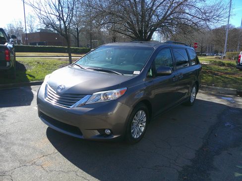 Used 2014 Toyota Sienna XLE image 6