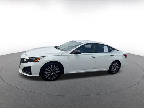 Used 2025 Nissan Altima 2.5 SV FWD image 8
