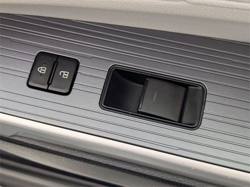 Used 2025 Toyota Sienna XLE image 35