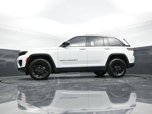 Used 2025 Jeep Grand Cherokee Altitude AWD/4WD image 50