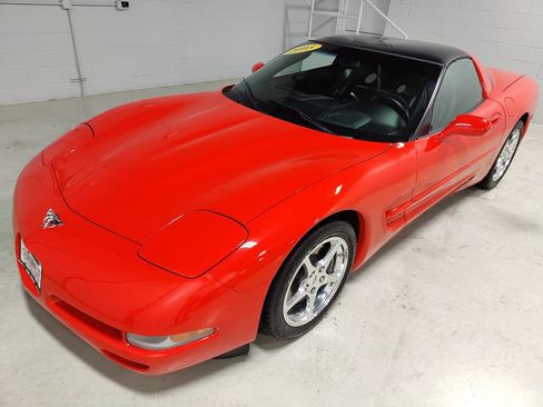 Used 2003 Chevrolet Corvette Coupe w/ Preferred Equipment Group RWD image 18
