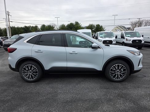 New 2026 Ford Escape SE w/ Class II Trailer Tow Package image 6