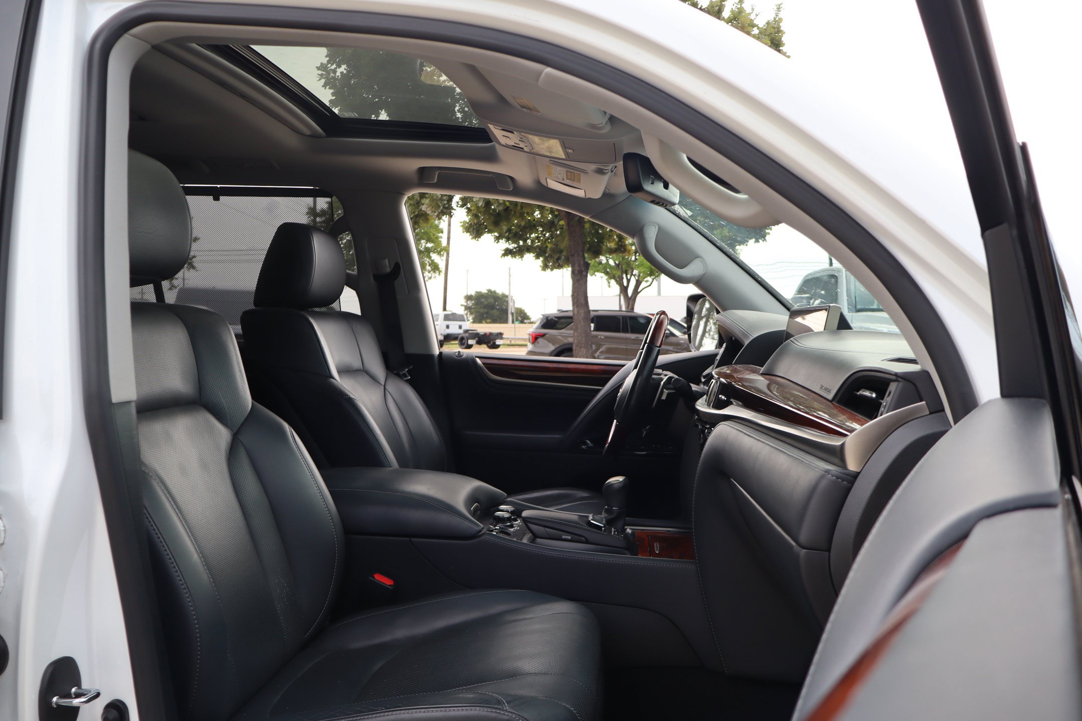 Used 2019 Lexus LX 570 4WD w/ Luxury Package image 37