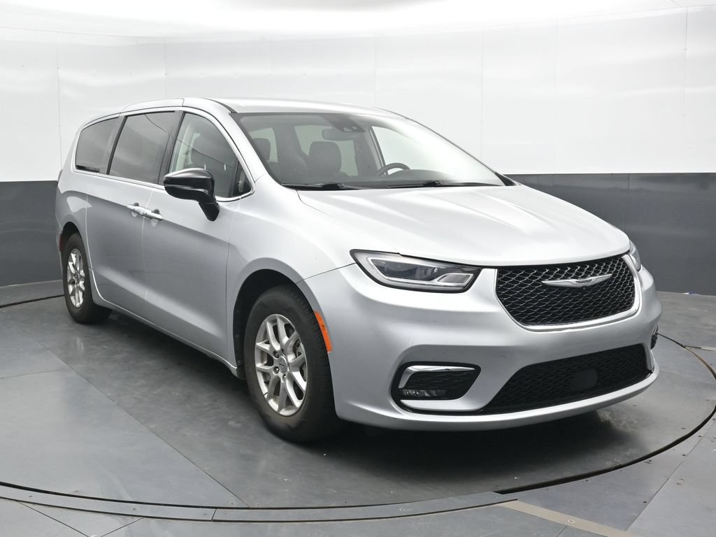 Used 2024 Chrysler Pacifica Touring-L FWD image 4