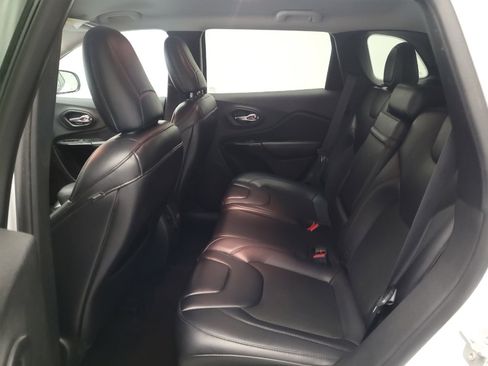 Used 2019 Jeep Cherokee Latitude Plus AWD/4WD image 18