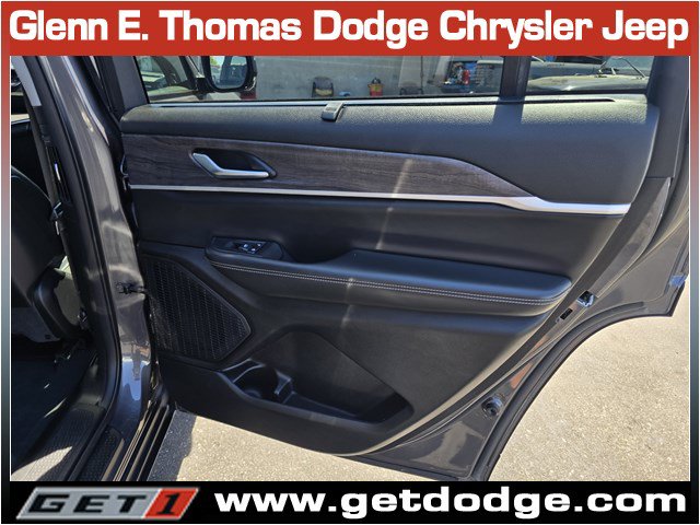 Used 2023 Jeep Grand Cherokee L Limited w/ Luxury Tech Group II AWD/4WD image 36