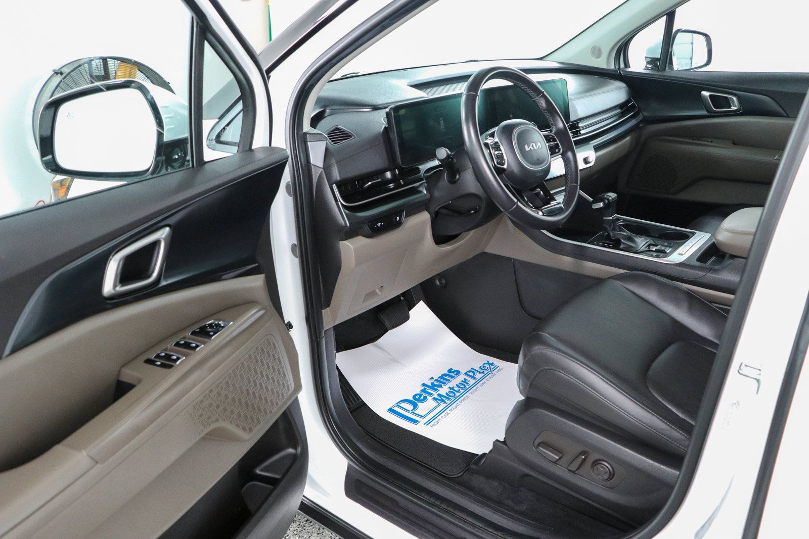 Used 2025 Kia Carnival FWD image 3
