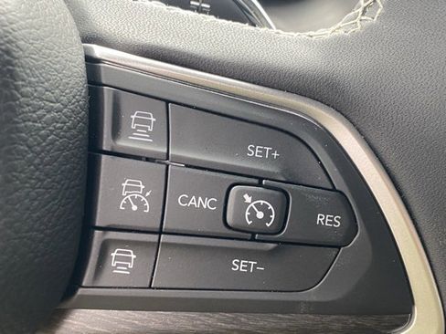 Used 2025 Jeep Grand Cherokee Limited image 18