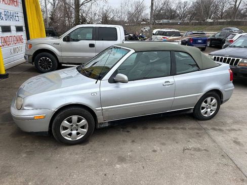 Used 2002 Volkswagen Cabrio GLX FWD image 2