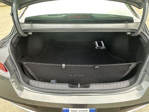 New 2025 Hyundai Elantra Limited image 18