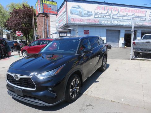 Used 2020 Toyota Highlander XLE AWD/4WD image 2