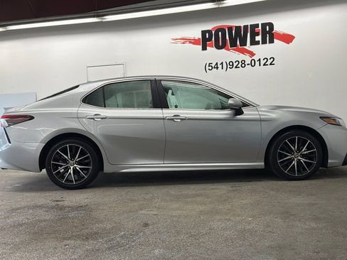 Used 2023 Toyota Camry SE image 2