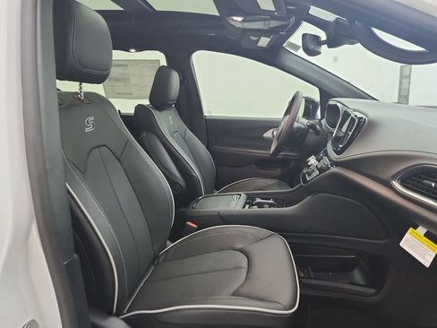 New 2026 Chrysler Pacifica Limited image 35