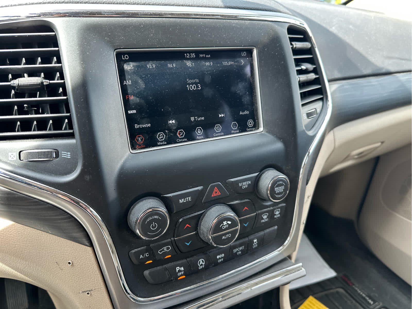 Used 2021 Jeep Grand Cherokee Laredo AWD/4WD image 2