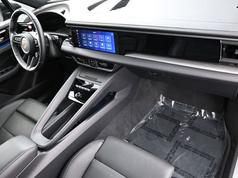 Certified 2025 Porsche Macan 4S Electric image 31