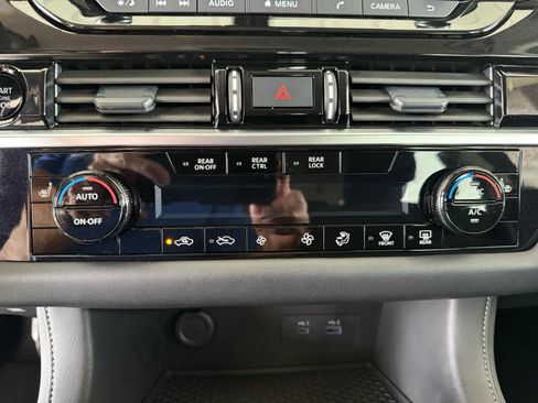 Used 2025 Nissan Pathfinder SV AWD/4WD image 17