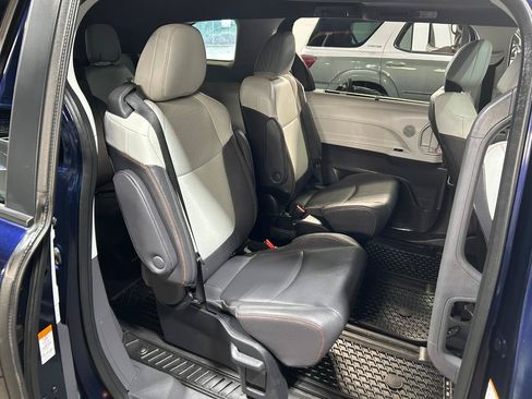 Used 2023 Toyota Sienna XSE AWD/4WD image 21