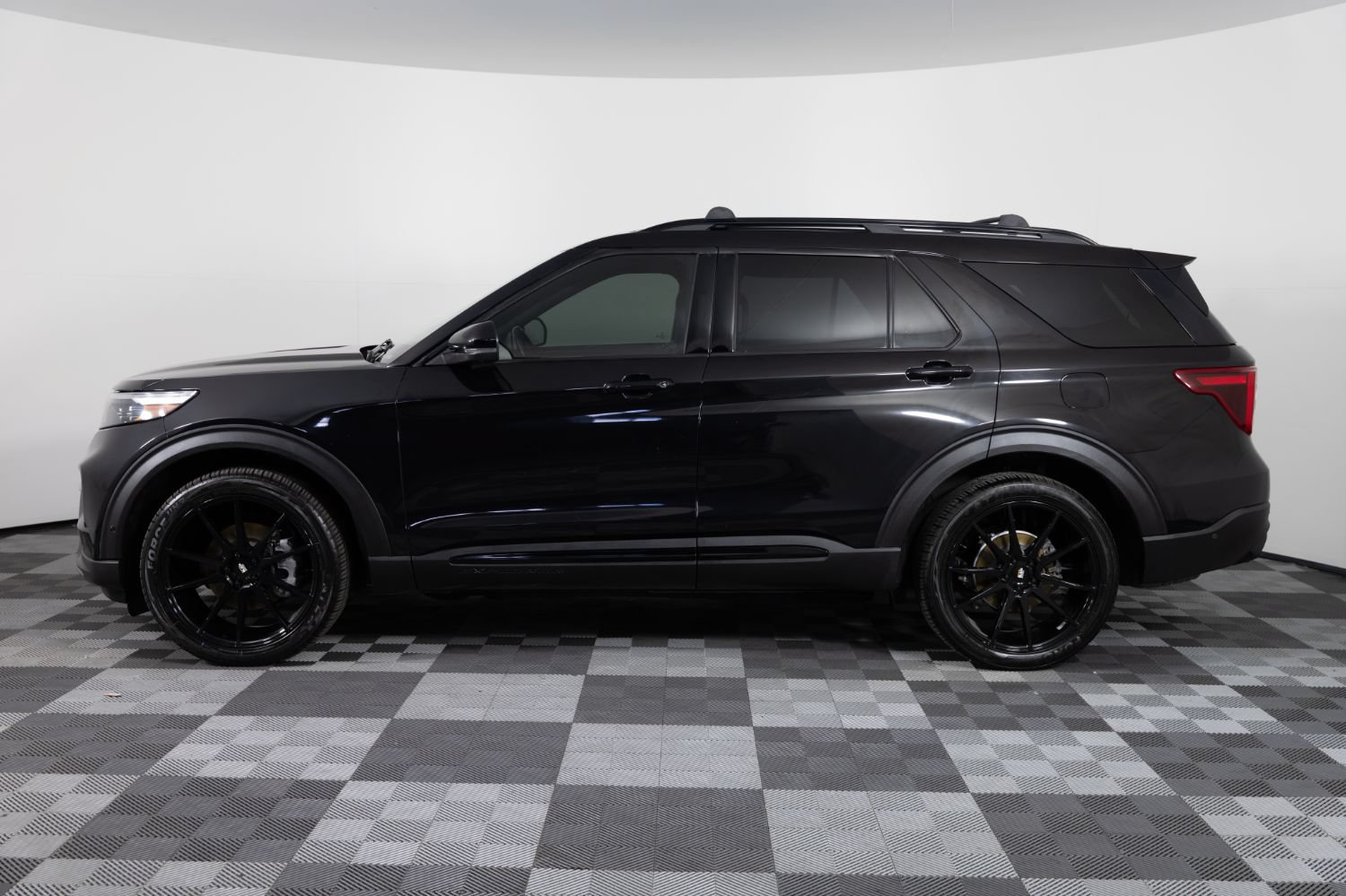 Used 2020 Ford Explorer ST w/ Premium Technology Package AWD/4WD image 3