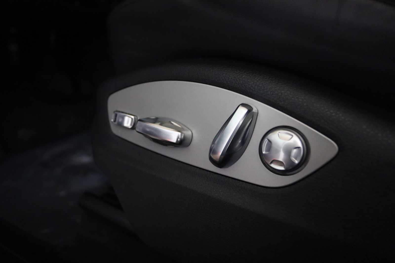 Used 2025 Porsche Macan AWD/4WD image 25