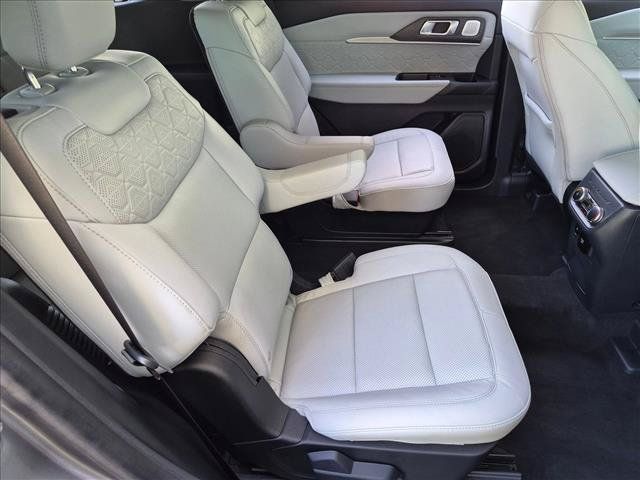 Used 2025 Ford Explorer Platinum w/ Ultimate Package AWD/4WD image 21