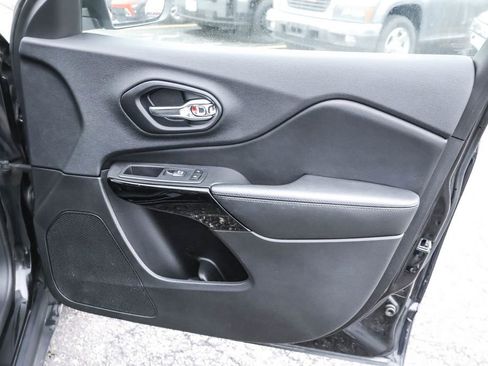Used 2019 Jeep Cherokee Latitude Plus FWD image 39