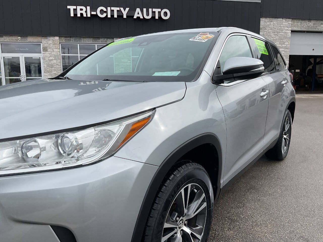 Used 2019 Toyota Highlander LE FWD image 2