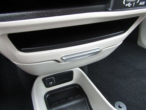 Used 2022 Chrysler Voyager LX FWD image 18