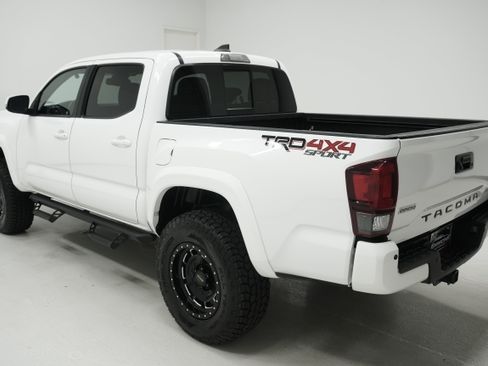 Used 2018 Toyota Tacoma TRD Sport w/ Technology Package AWD/4WD image 5