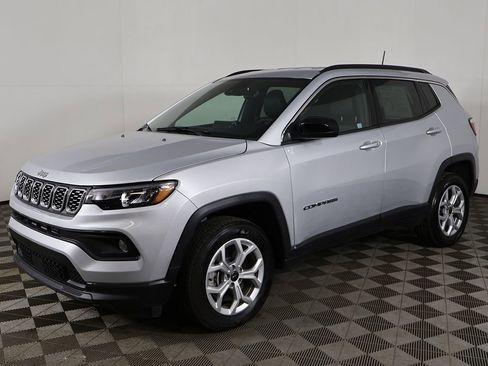 Used 2025 Jeep Compass Latitude AWD/4WD image 6