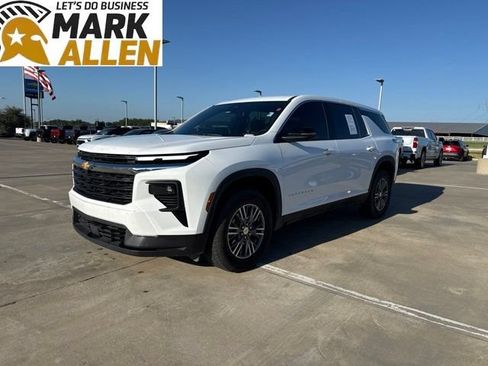 Used 2024 Chevrolet Traverse LS FWD image 2