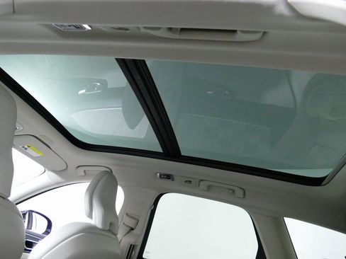 Used 2019 Volvo XC60 T6 Momentum w/ Premium Package image 21