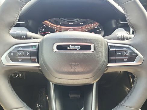 Used 2025 Jeep Compass Latitude AWD/4WD image 18